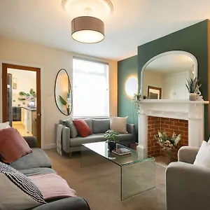 Holiday home Stylish 4 Bed In W/parking United Kingdom
